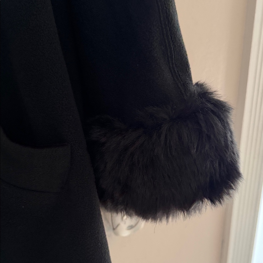Cejon Black Cape with Faux Fur Accents - Picture 4 of 12